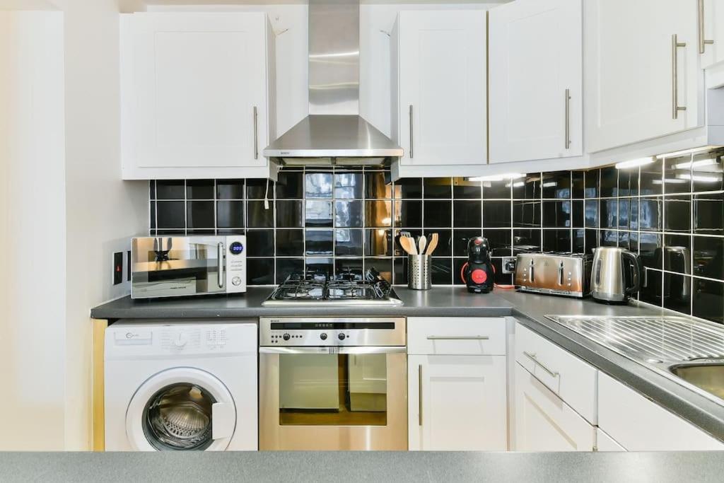 Knightsbridge Stylish Two Bedroom Apartment