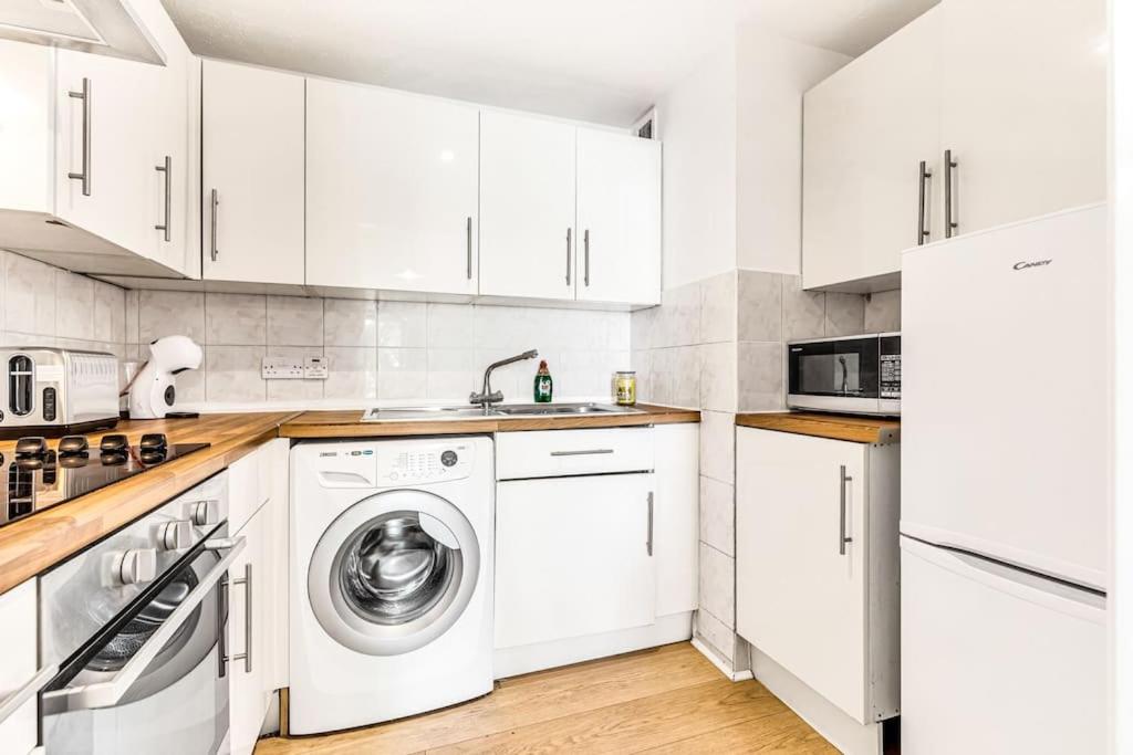 LUXaway Apartment in Earls Court – Sleeps Up To 10