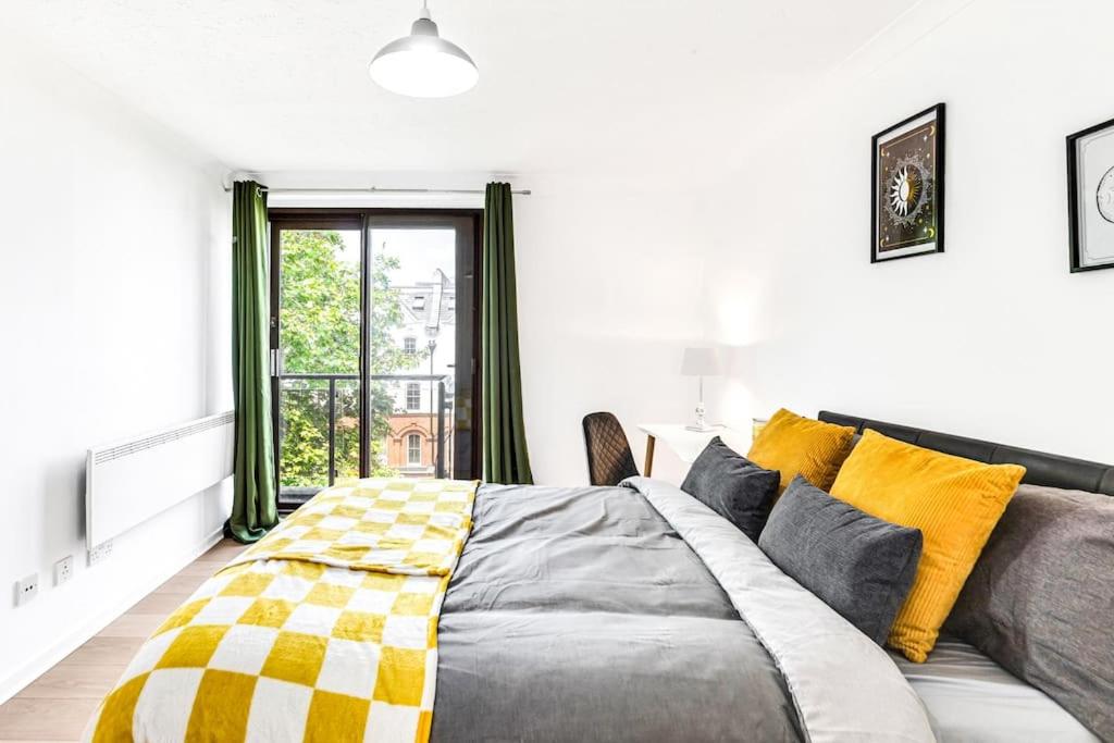 LUXaway Apartment in Earls Court – Sleeps Up To 10