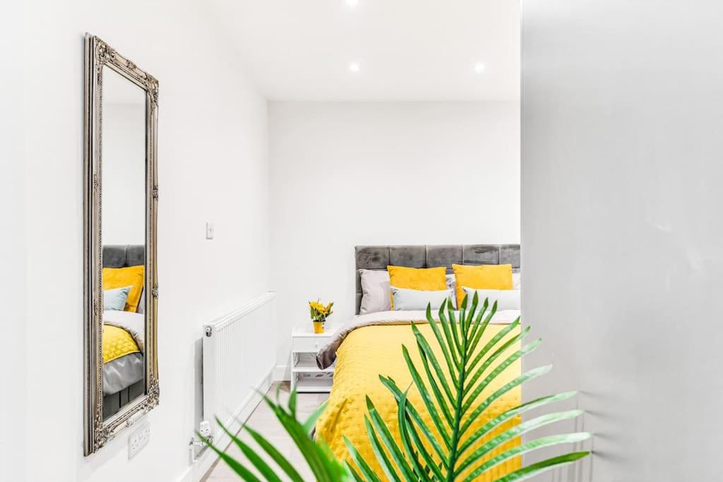 LUXaway Holland Park Studio With AC – sleeps 8