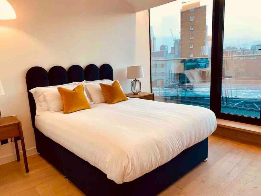 Large 3 Bed 3 Bathrooms Penthouse with terrace and City views in London