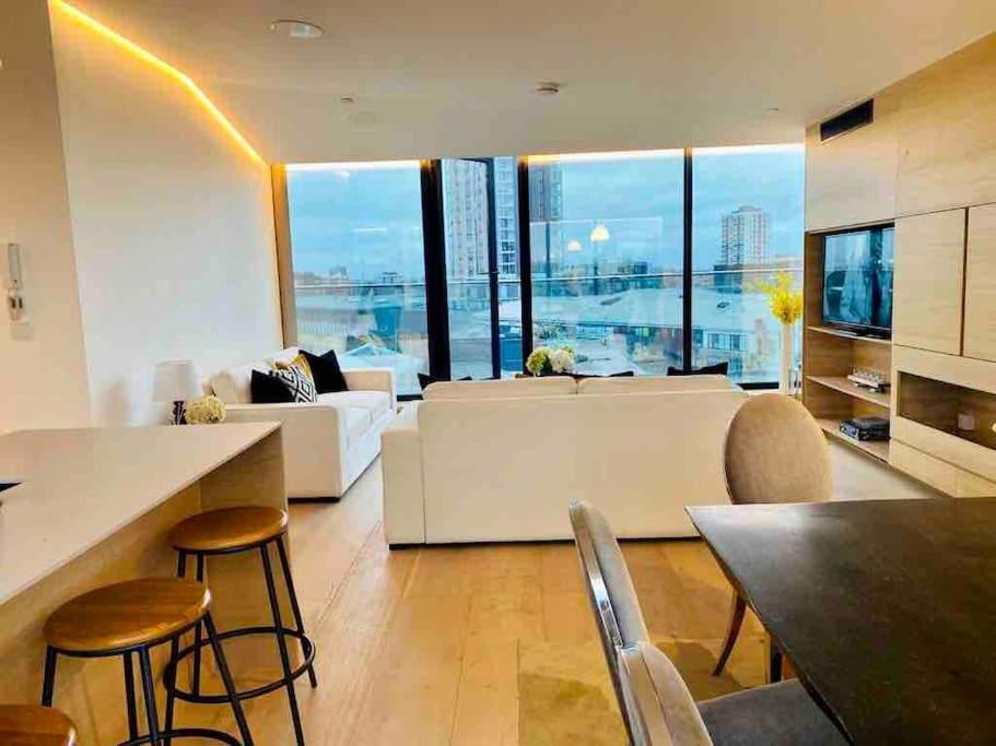 Large 3 Bed 3 Bathrooms Penthouse with terrace and City views in London