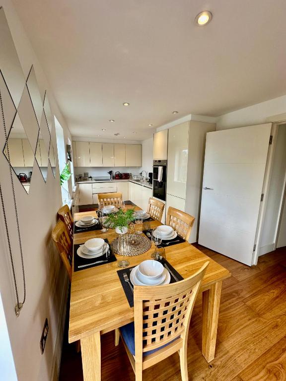 Large, family friendly 3-bed flat in Wood Green