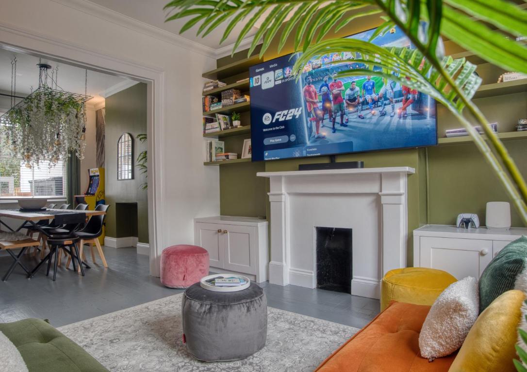 London Acton – hot tub, cinema & gaming room