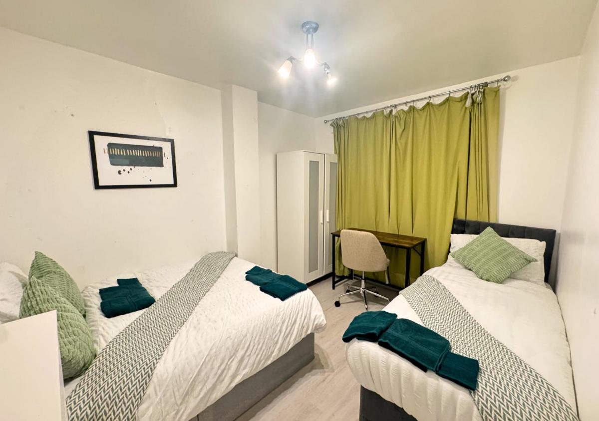 Luxe Stays Sleeps 14 – Wandsworth & Putney Bridge – 4 Bedrooms