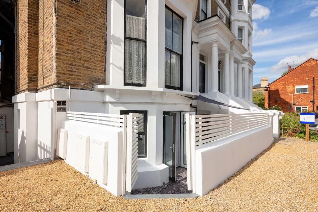 Luxury 1 Bed Apartment with Private Terrace & Parking – Heart of Wanstead Village