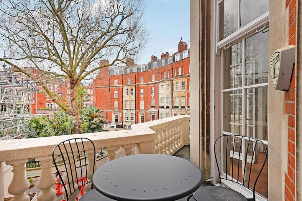 Luxury 2-Bedroom Flat in Knightsbridge by LandIn