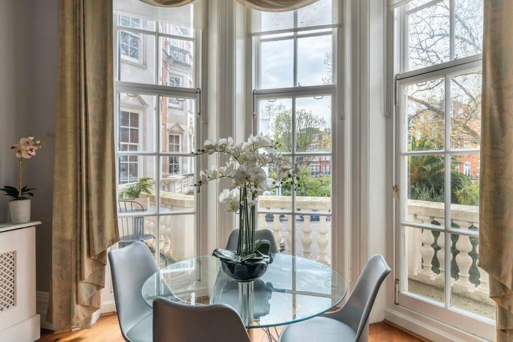 Luxury 2-Bedroom Flat in Knightsbridge by LandIn