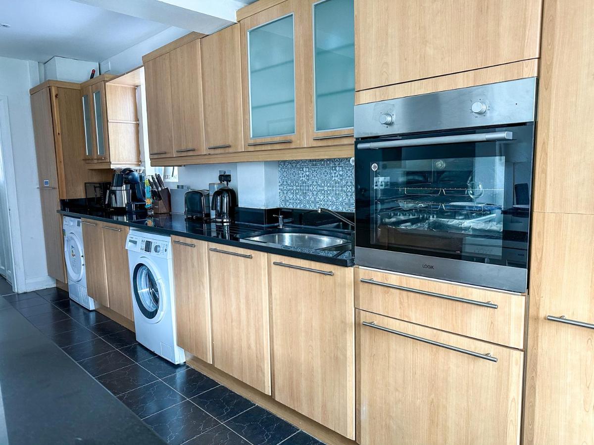 Modern four bedroom semi-detached house with off street parking 8 min drive to Wembley stadium, 5 miles to Central London