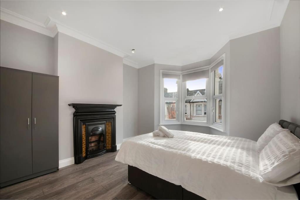 North Kensington Westfield 3 bedroom New DeluxAprt