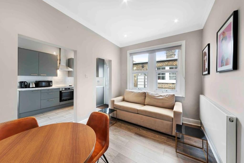 North Kensington Westfield 3 bedroom New DeluxAprt