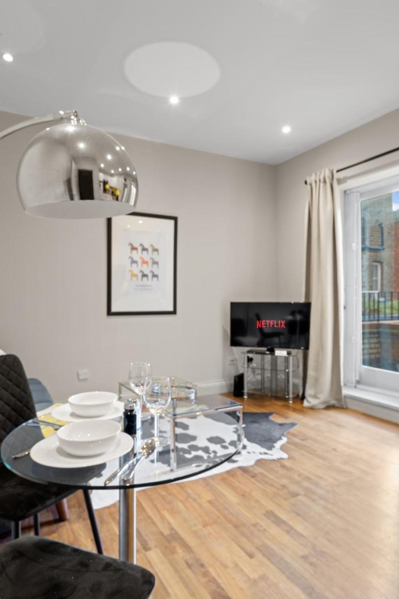 Notting Hill: Stylish 1BR with Terrace – Suite Inn