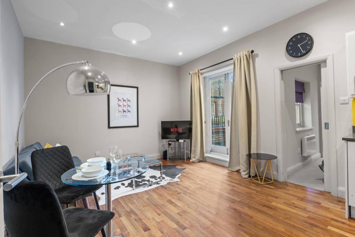 Notting Hill: Stylish 1BR with Terrace – Suite Inn