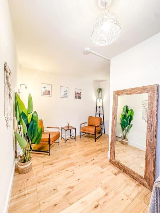 Oasis split level flat in Zone 1