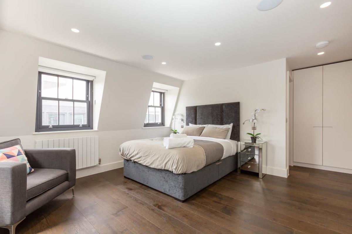 Penthouse with Private Terrace Soho – CityApartmentStay