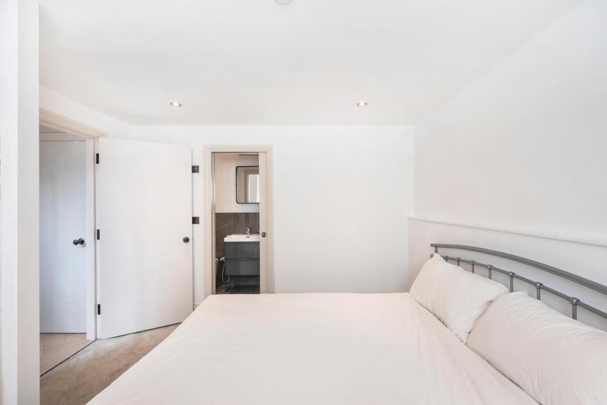 Perfect for 6 – 2 Bedroom 2 Bathroom Apartment by the famous Hammersmith Riverside