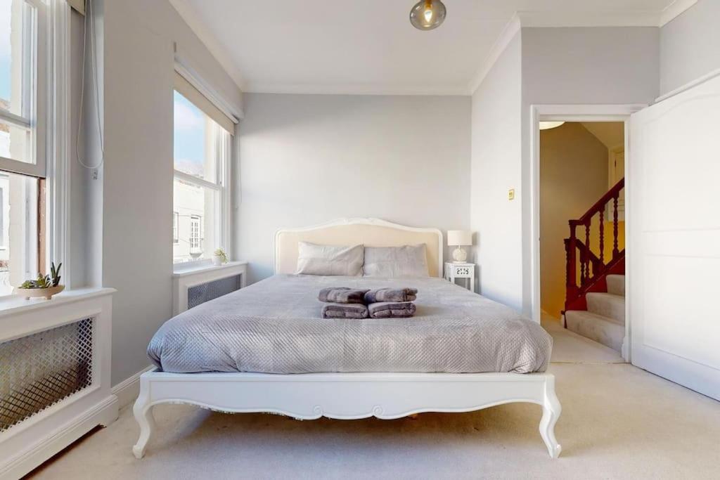 Prime Location Prince’s Gate Mews 4BD 3 BATH