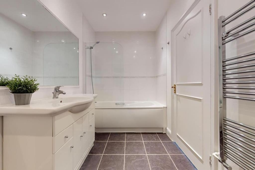 Prime Location Prince’s Gate Mews 4BD 3 BATH