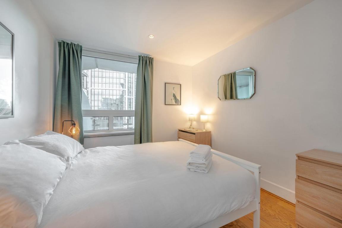 Riverside Balcony Apartments, 10 minutes from Oxford Circus