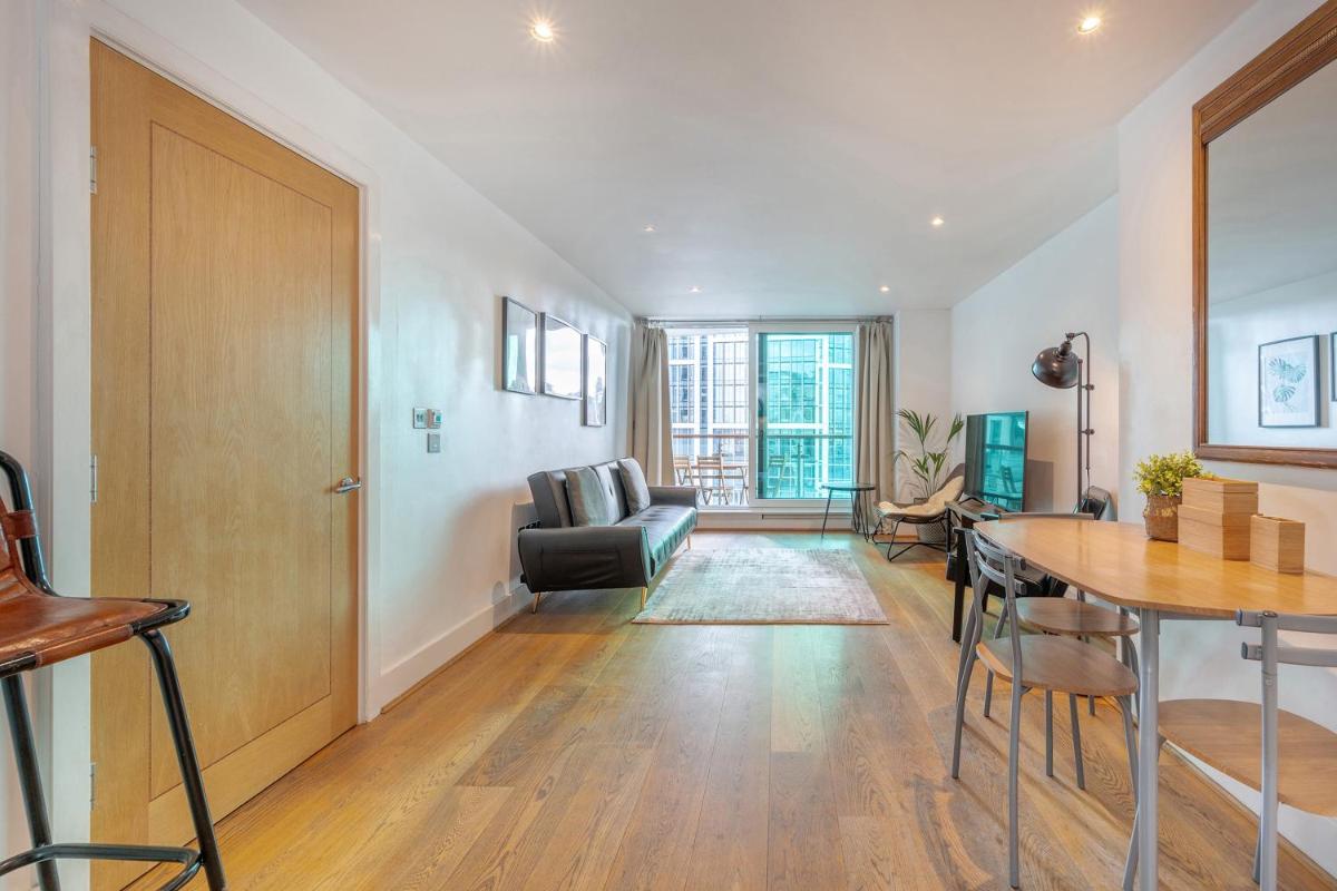 Riverside Balcony Apartments, 10 minutes from Oxford Circus