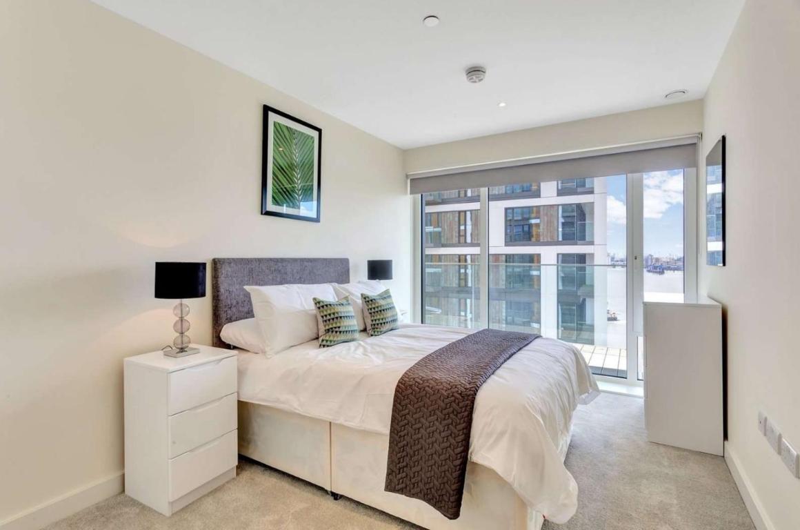 Riverside apartment minutes from Elizabeth line