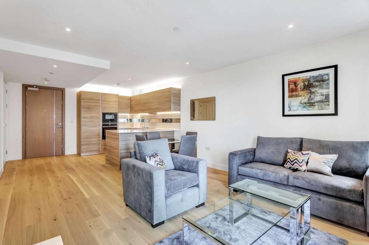 Riverside apartment minutes from Elizabeth line