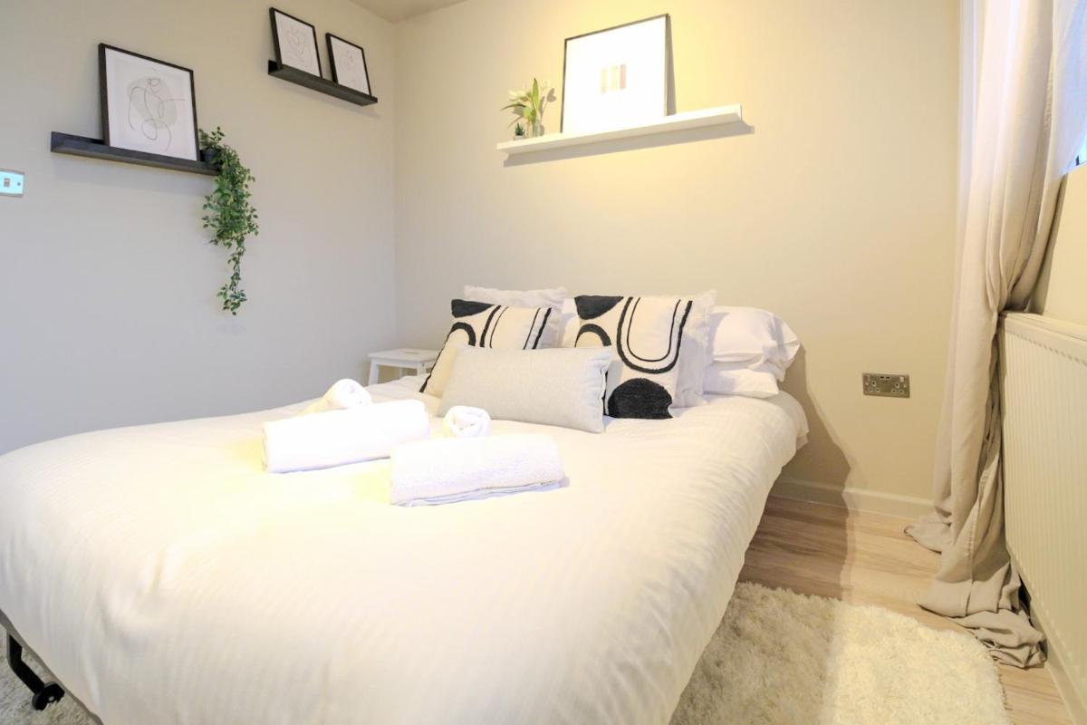 Sleeps 5 – King bed 2 bathrooms – Limehouse Station