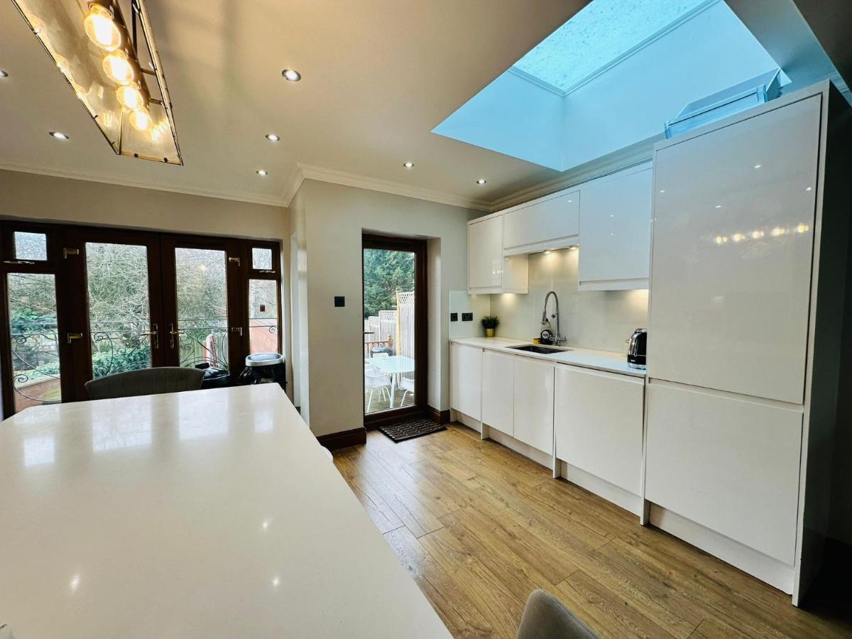 Spacious 6 Bed Residence in Wembly, London