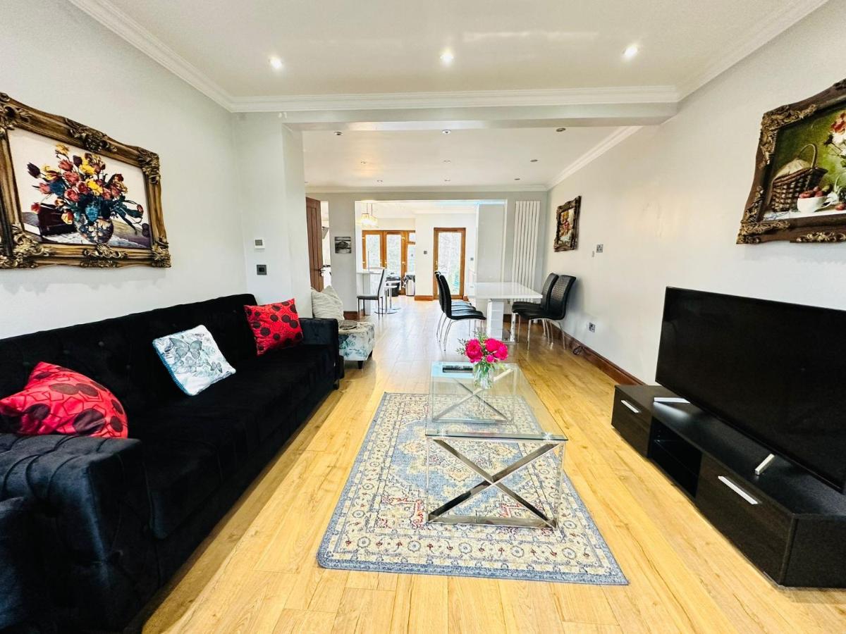 Spacious 6 Bed Residence in Wembly, London