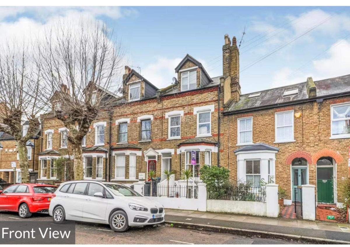 Stunning, stylish garden flat in the heart of Wimbledon