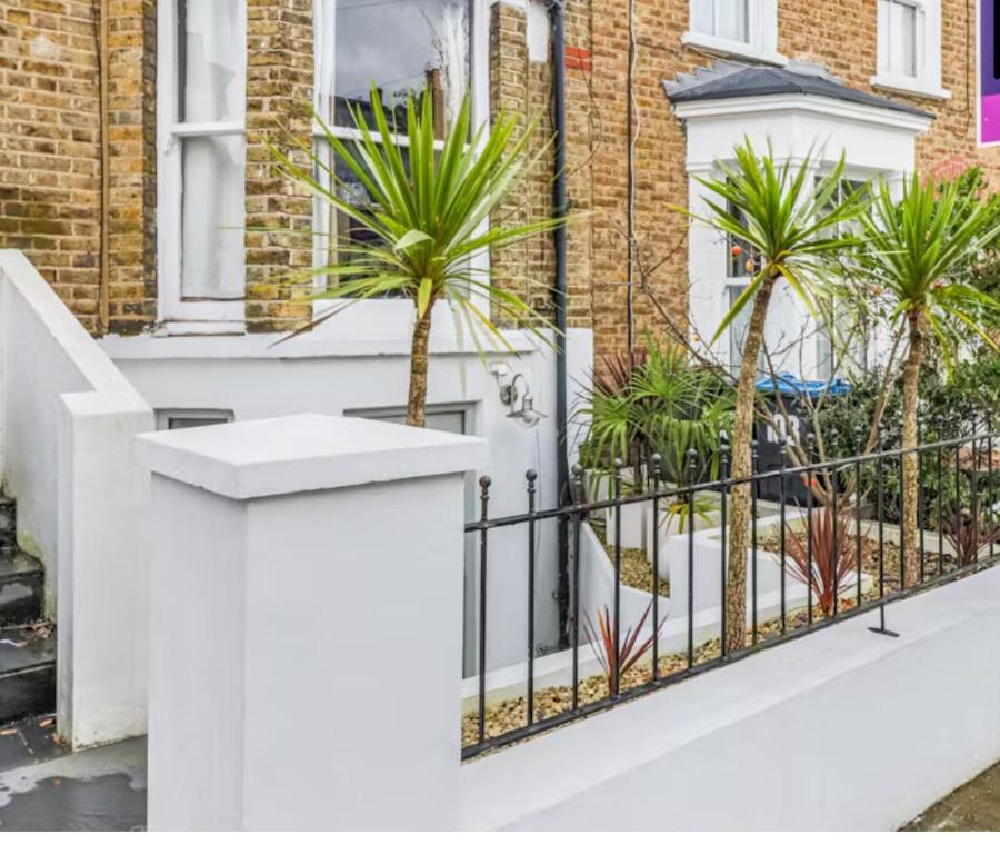 Stunning, stylish garden flat in the heart of Wimbledon