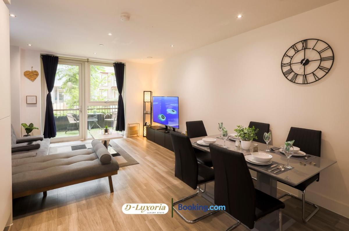 Stylish 2BR By DLuxoria Short Lets & Serviced Accommodation Greater London With Pet Friendly, Free WiFi & Free Parking