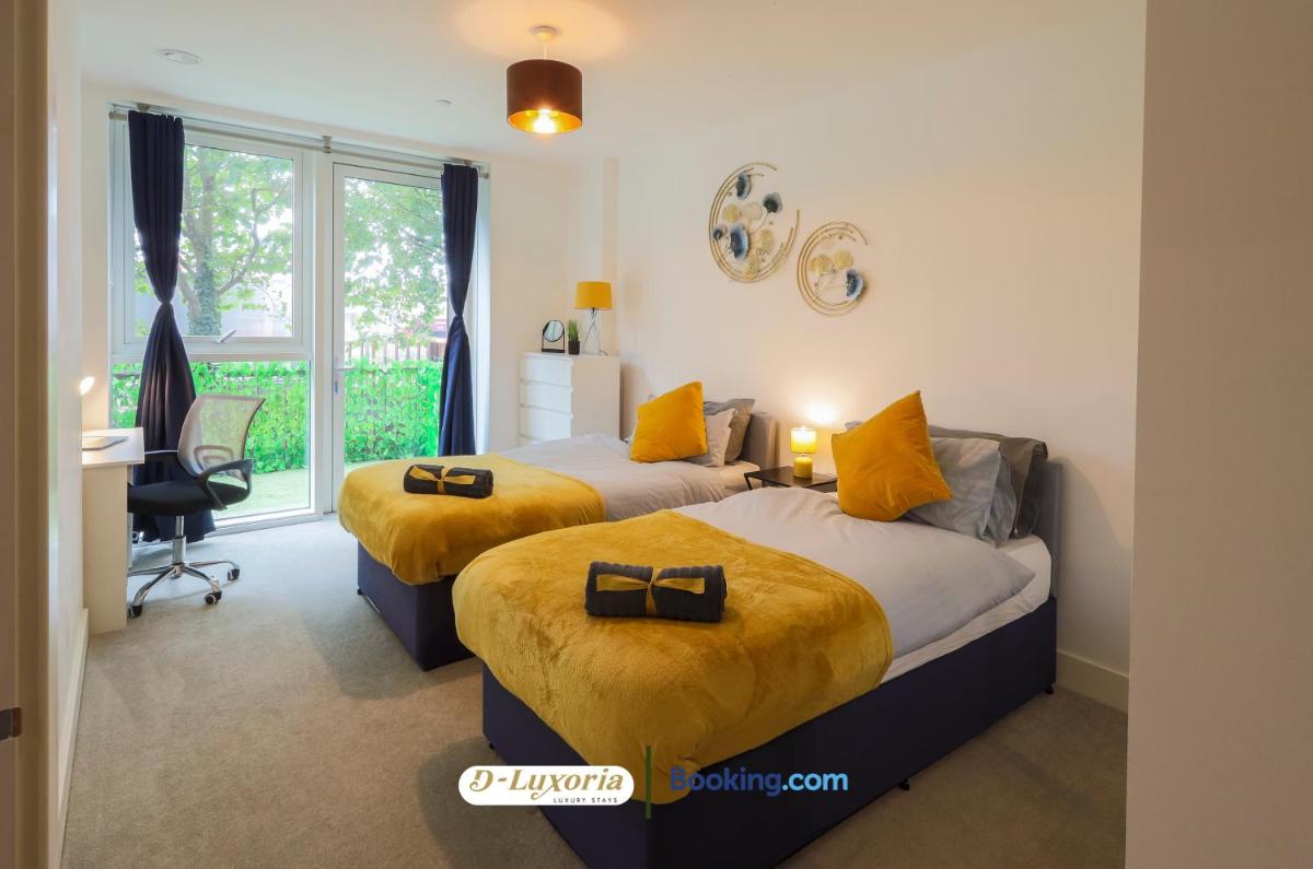 Stylish 2BR By DLuxoria Short Lets & Serviced Accommodation Greater London With Pet Friendly, Free WiFi & Free Parking