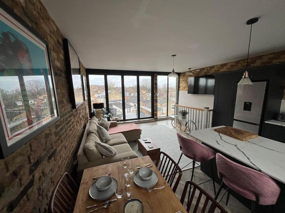 Stylish 2 bed Flat with Balcony Great views NrTube