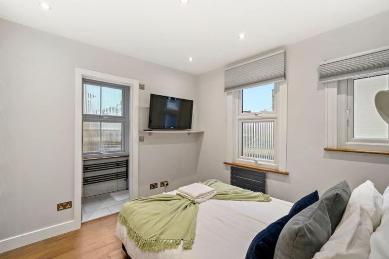 Stylish Apartment in Fulham Zone 2 with private Roof Terrace