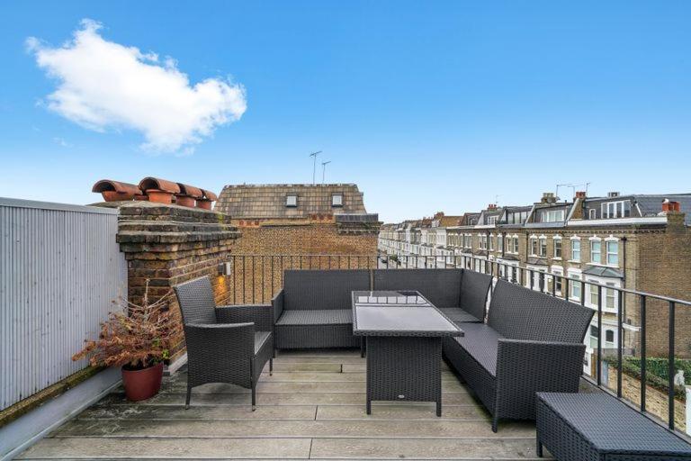 Stylish Apartment in Fulham Zone 2 with private Roof Terrace