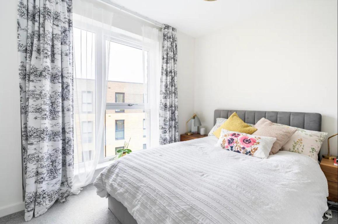 Sunny Luxury Skyline Flat near Alexandra Palace, Tottenham Stadium & Drumsheds