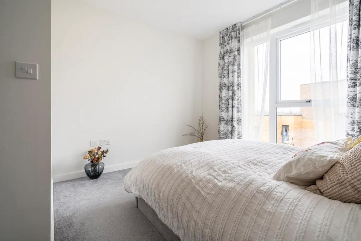 Sunny Luxury Skyline Flat near Alexandra Palace, Tottenham Stadium & Drumsheds