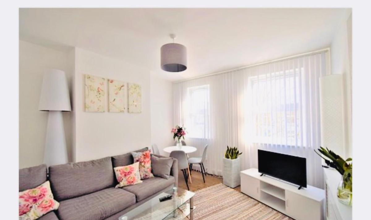 Super location 1min from metro 10min from Camden