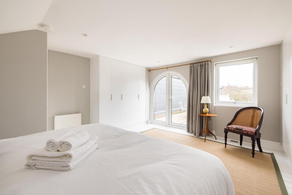 The Thames Embrace 3 Bedroom and Garden House in Battersea