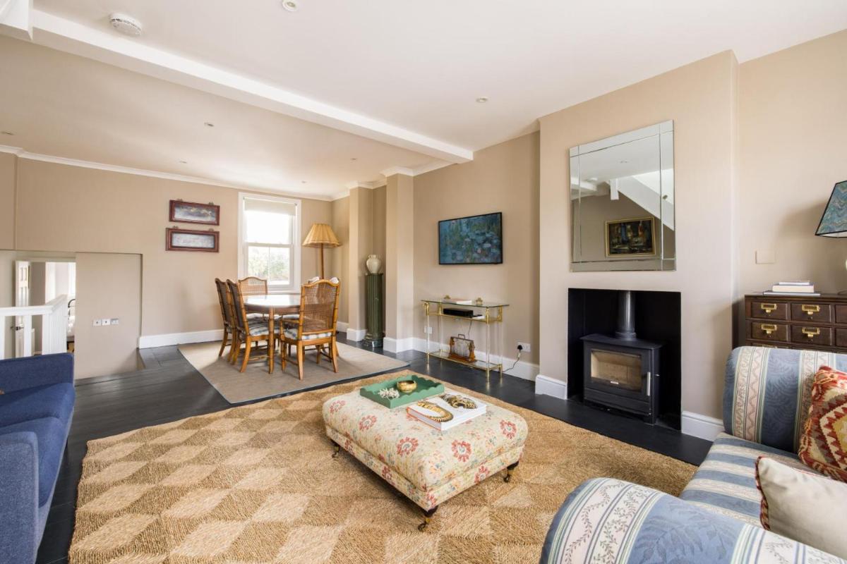 The Thames Embrace 3 Bedroom and Garden House in Battersea