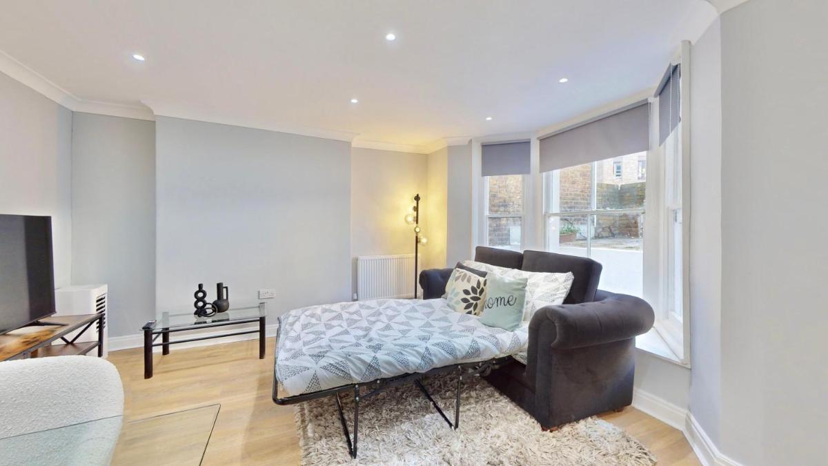 Tube & Notting Hill Nearby – Garden Flat Haven