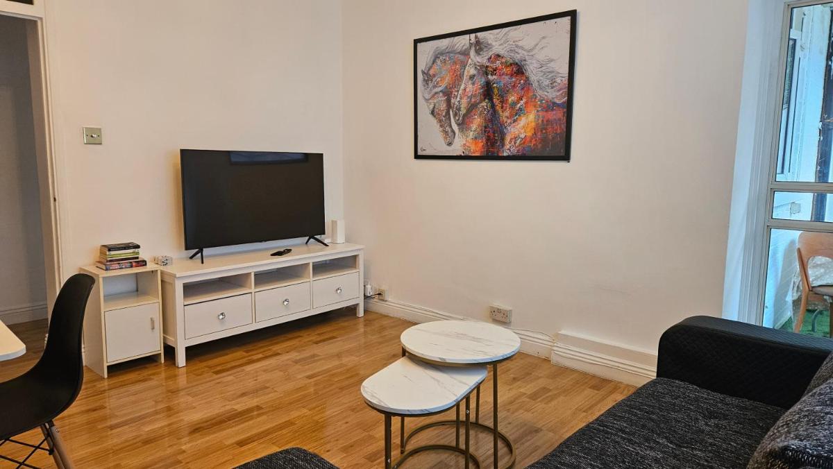 Two Bedroom Apartment in the Heart of Battersea Modern and Comfy