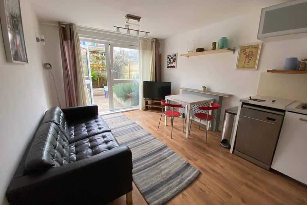 Two Bedroom Garden Flat in Zone 2 London