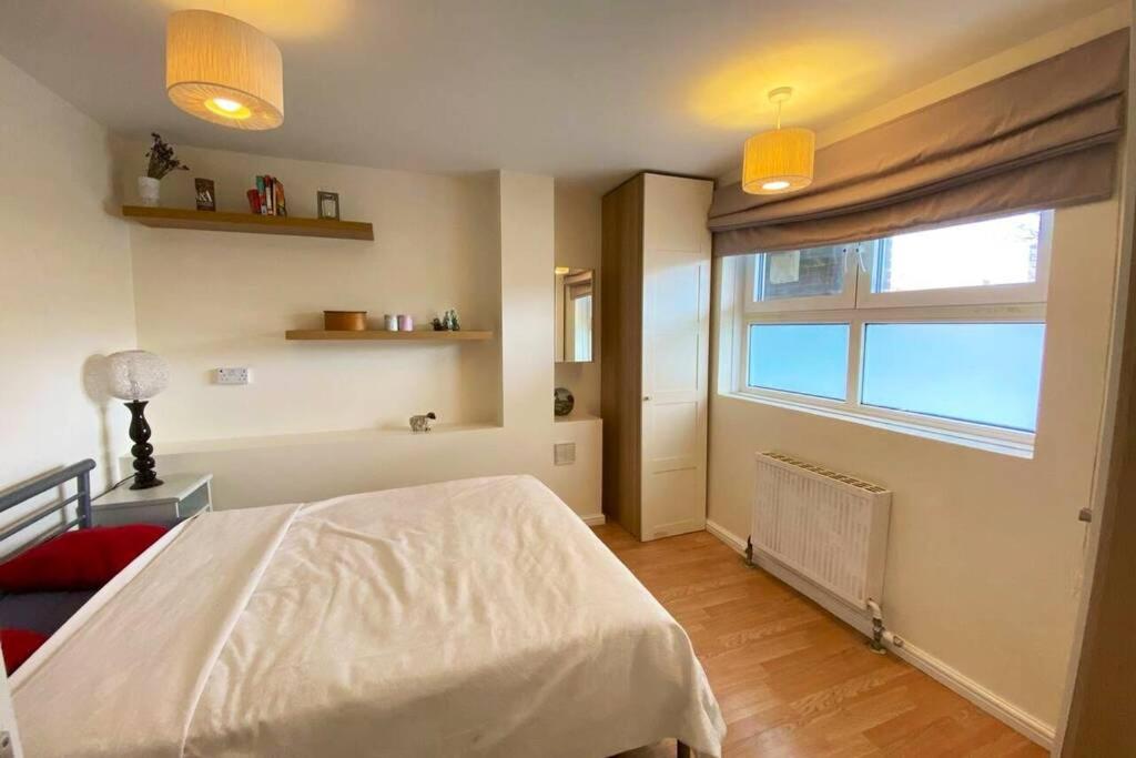 Two Bedroom Garden Flat in Zone 2 London