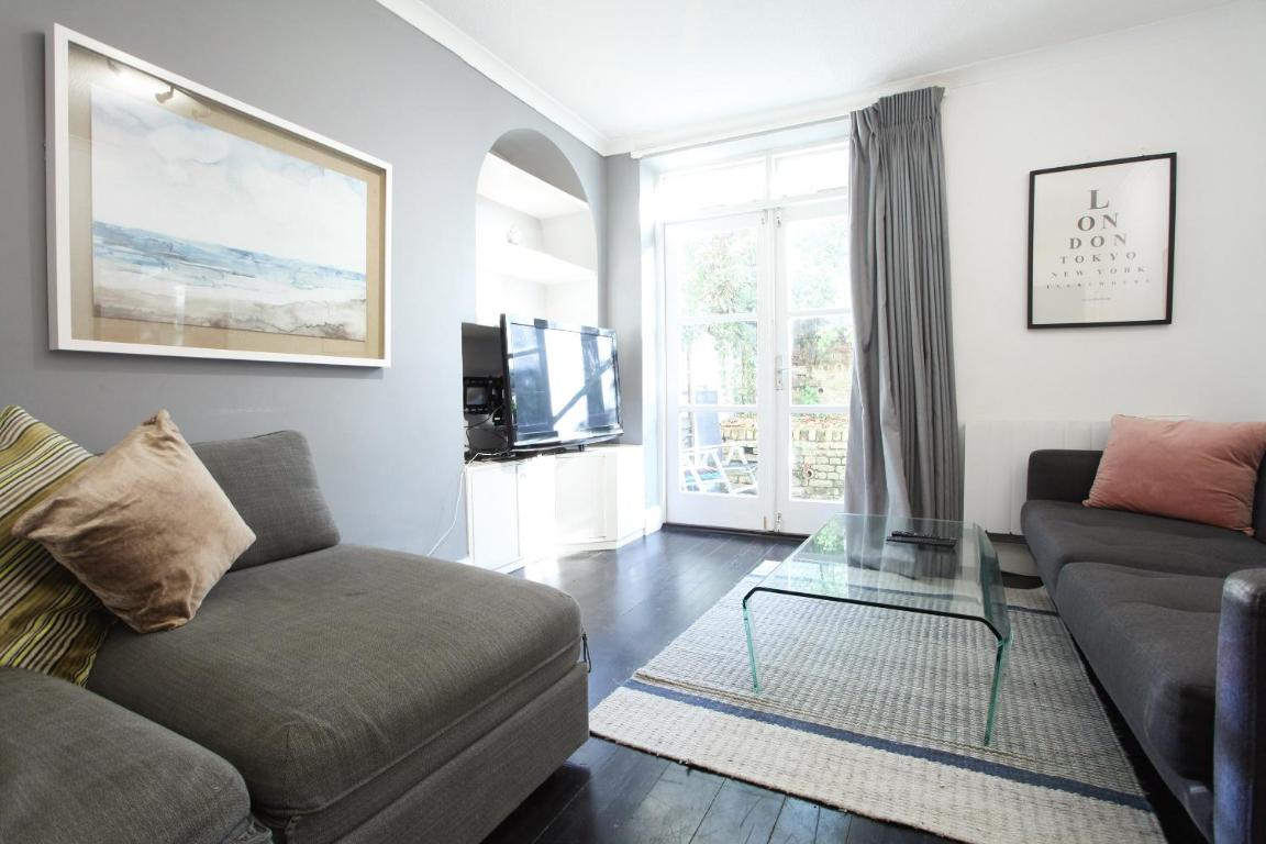 Walk to Notting Hill /Paddington 1 B/R with patio