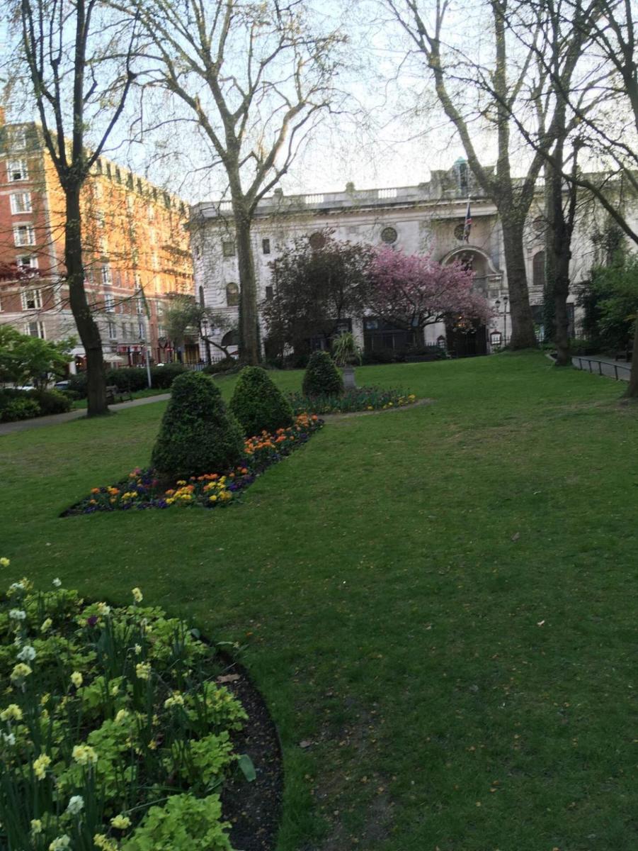 Walk to Notting Hill /Paddington 1 B/R with patio