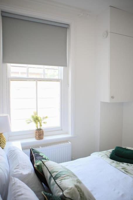 Wanstead gem! Bright, cosy & immaculate 1 bed apartment on the high street!