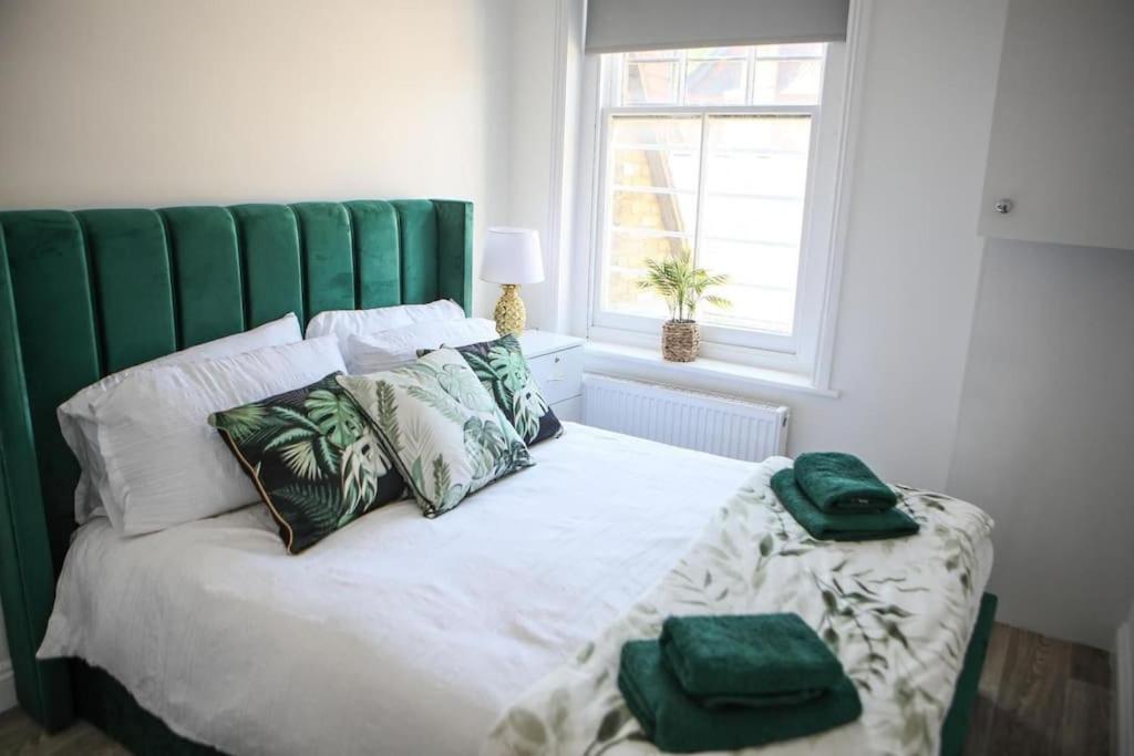 Wanstead gem! Bright, cosy & immaculate 1 bed apartment on the high street!