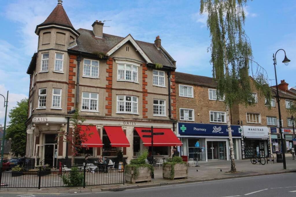 Wanstead gem! Bright, cosy & immaculate 1 bed apartment on the high street!